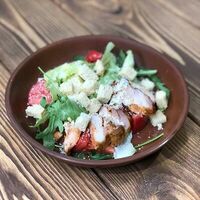 Салат Цезарь с румяной курочкой в Хинкали Хо