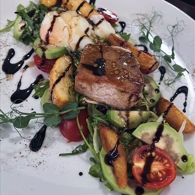 Нисуаз со стейком из тунца салат в Генрих и Генриетта по цене 480 ₽