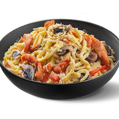 Лапша с курицей в сливочно-сырном соусе в Суши Make по цене 399 ₽