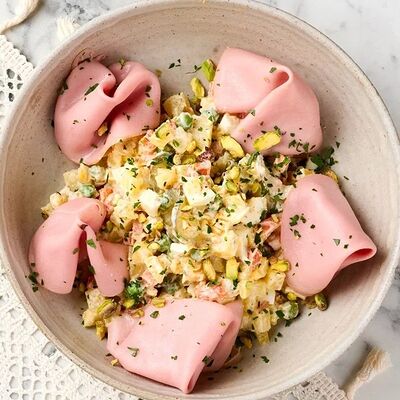 Оливье с мортаделлой в Mikemolly по цене 630 ₽