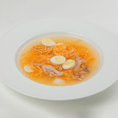 Куриный бульон с перепелиным яйцомв Bistrot по цене 900 ₽