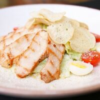 Салат Цезарь с курицей в Vanana cafe