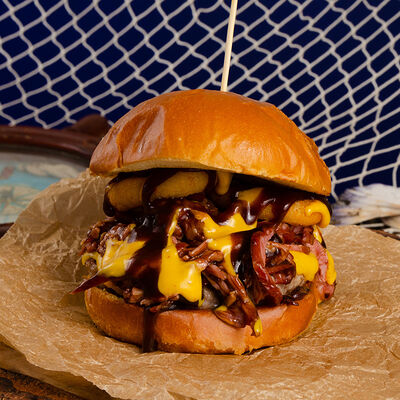 Бургер Джеки рваная свинья (BBQ) в Capitan Shaverma по цене 485 ₽