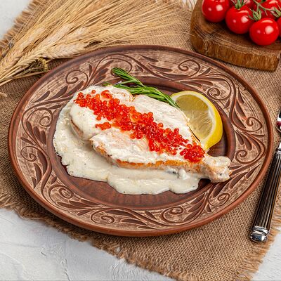 Филе семги под сливочно-икорным соусом в Русская кухня по цене 1690 ₽