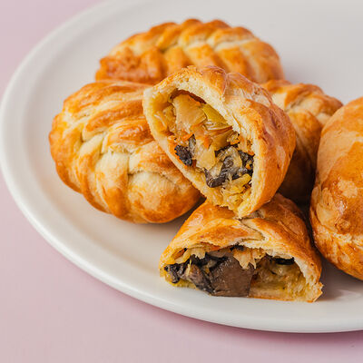 Пирожок с капустой и грибами в Брусника по цене 125 ₽