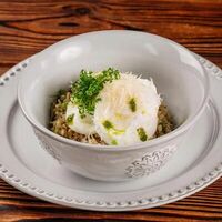 Гречка с соусом песто и яйцом пашот в Arnamal