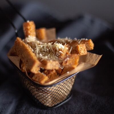 Гренки с чесноком и сыром в Истории со вкусом по цене 200 ₽