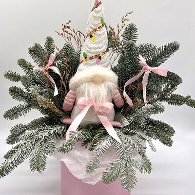 Новогодняя композиция Гном и нобилис в розовой шляпной коробке в Cosmo Сakery по цене 3300 ₽