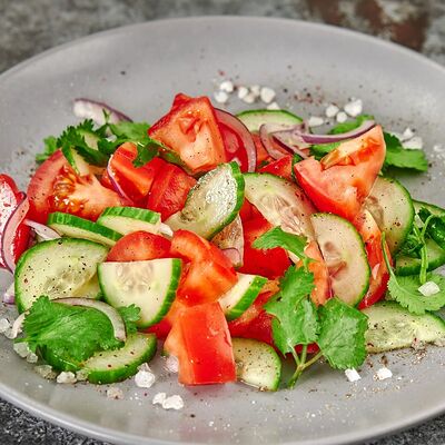 Салат из спелых томатов, огурцов и сезонной зелени в Мясо есть по цене 199 ₽