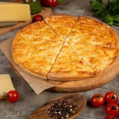 Пицца Сырная на тонком тесте в Хомячок по цене 920 ₽