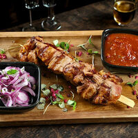 Мини-шашлык из маринованной свиной шеи в Рестобар Литера