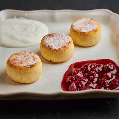 Сырники с сезонным джемом и сметаной в Цыпочка по цене 590 ₽
