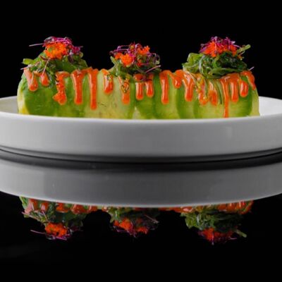 Салат-ролл с креветкой, сыром и авокадо в Nest по цене 655 ₽