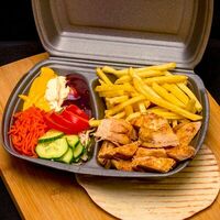 Ланч-бокс с мясом и картофелем фри в Питстоп