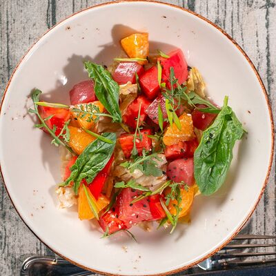 Салат с тунцом и апельсином в Polly MacMolly по цене 660 ₽