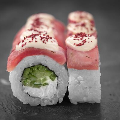 Ролл с опаленным тунцом и соусом вителло в Хочука по цене 820 ₽