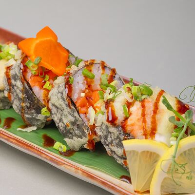 Темпура ролл с форелью в Городовой Идзакая по цене 580 ₽