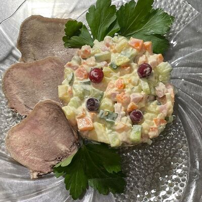 Оливье с языком в Люкс кафе по цене 470 ₽