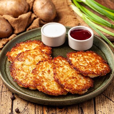 Драники с брусникой и сметаной в Сябры по цене 430 ₽