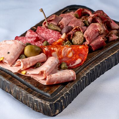 Ассорти из домашней гастрономии в МОМО по цене 3050 ₽