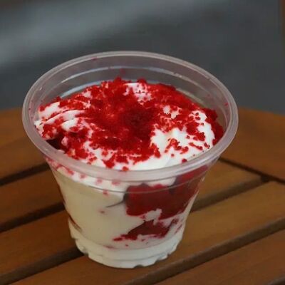 Десерт трайфл Красный Бархат в Круассан Дорэ по цене 335 ₽