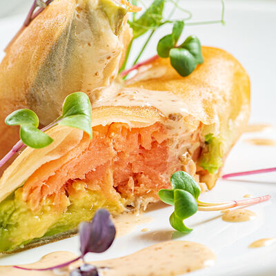 Спринг-ролл с копченым лососем и ореховым соусом в Blackberry по цене 20 р.