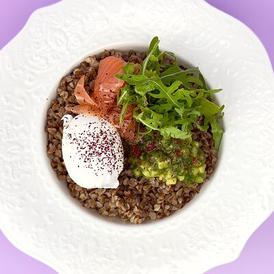 Греча с лососем и сальсой из авокадов Просто Азия x Десертория по цене 560 ₽