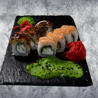 1/2 Филадельфия, 1/2 Дракон в Sushi town по цене 370 ₽