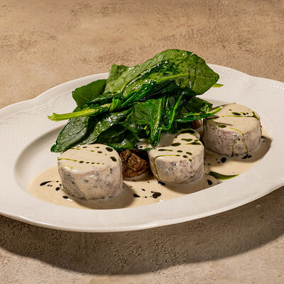 Рулет из цыпленка с молодым мини-картофелем и соусом из горгонзолы в Cafe Sisi по цене 800 ₽