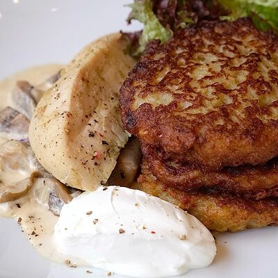 Тёртые оладьи из картофеля с цыплёнком и сливочными грибами в ТЁРКА по цене 30 р.