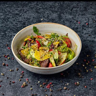 Салат азиатский с говядиной и фунчозойв Mesto Sushi & Grill по цене 690