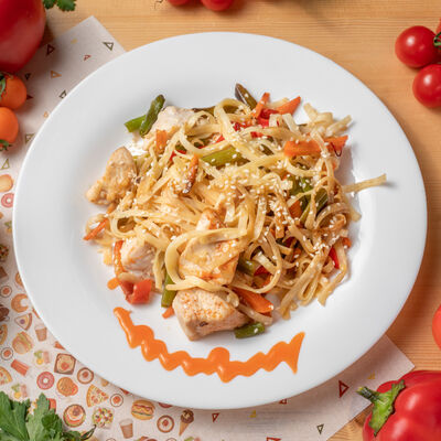 Лапша вок с курицей и овощами в соусе терияки в Фуд Корт №1 по цене 330 ₽