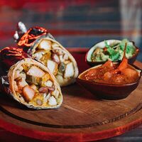 Буррито с курицей в La Catrina