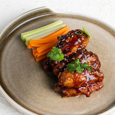 Куриные крылья с соусом барбекю в Bistro Pizzateca 9.8 по цене 580 ₽