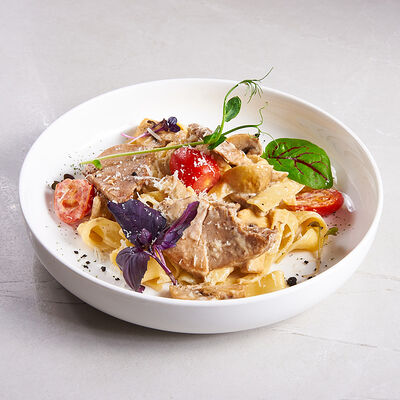 Фетучини с томленой свининой и шампиньонами в Sugar Mama по цене 700 ₽