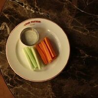 Морковь и сельдерей с соусом ранч в Louis Pasteur