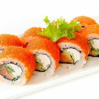 Ролл с лососем и Тобико в Fusion Sushi