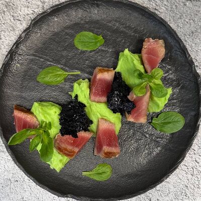 Тунец с картофельным пюре и васабив Гастропапы по цене 950 ₽