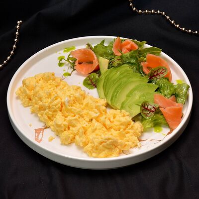 Скрембл с авокадо и лососем в Правда по цене 620 ₽