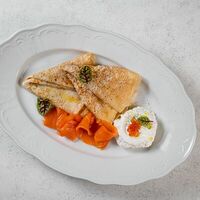 Блинчики с лососем, сырным соусом и красной икрой в Villa Pasta
