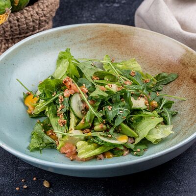 Зелёный салат с лососем шеф-посола и соусом манго-чили в Гусь по цене 1040 ₽