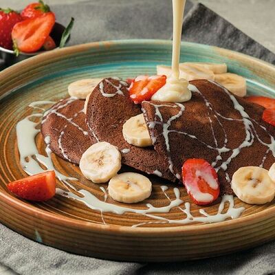 Шоколадные панкейки со сгущенным молоком и бананом в Баклажан в ТЦ 