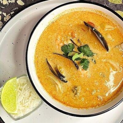 Том ям с морепродуктами в Рива Рум лаунж бар по цене 770 ₽