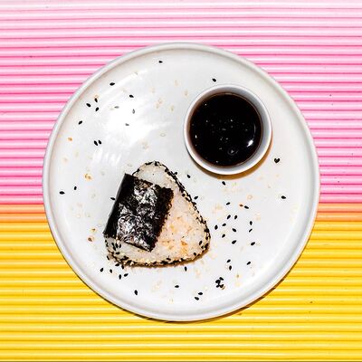 Онигири с тунцом в Лапшичка по цене 330 ₽