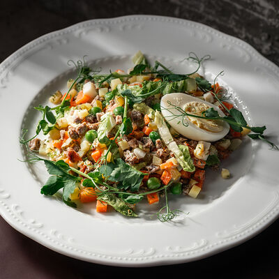 Салат Оливье с говядиной в La Maison гастробутик по цене 760 ₽