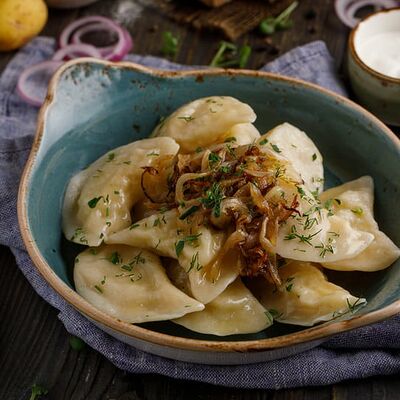 Вареники варёные с толчёным картофелем и жареным луком в Охота на Енота по цене 370 ₽