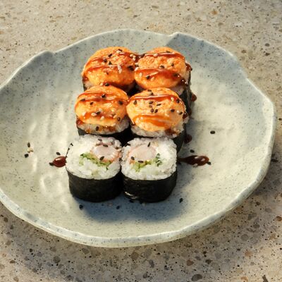 Запеченный ролл с креветкой в Foodmarket по цене 710 ₽