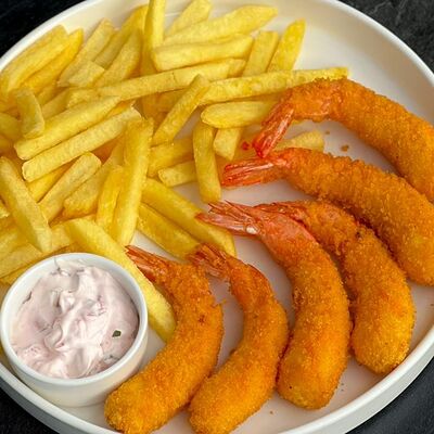 Тигровые креветки в панировке с картофелем фри с соусом тартар в Berberry & ptichka по цене 750 ₽