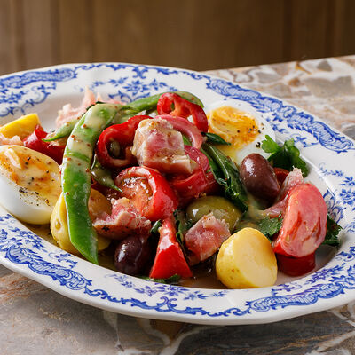 Нисуаз с тунцом конфи в Joli grand bistrot по цене 1650 ₽