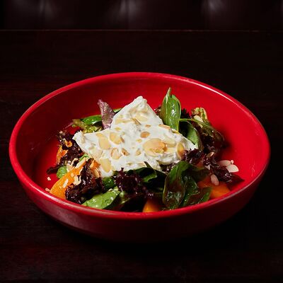 Салат с бурратой и печеными персиками в Lions Head по цене 960 ₽